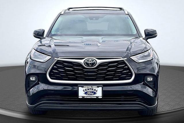 Used 2021 Toyota Highlander XLE FWD image 3