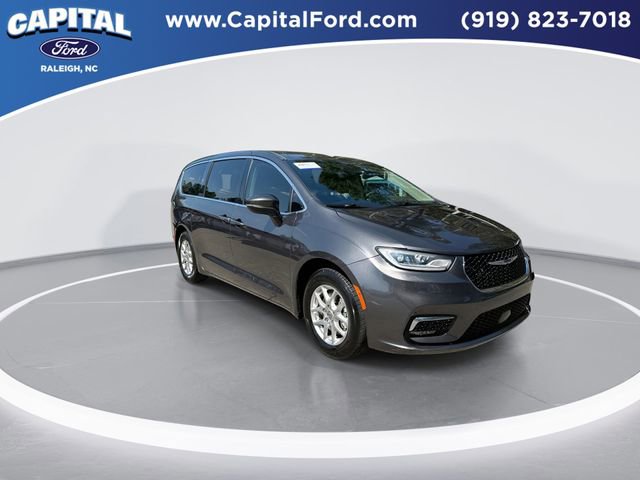 Used 2023 Chrysler Pacifica Touring-L FWD image 2