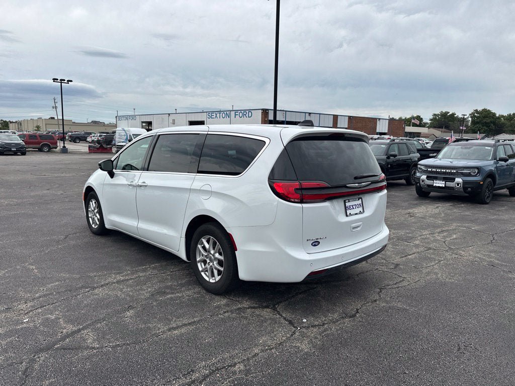 Used 2025 Chrysler Pacifica Select FWD image 5