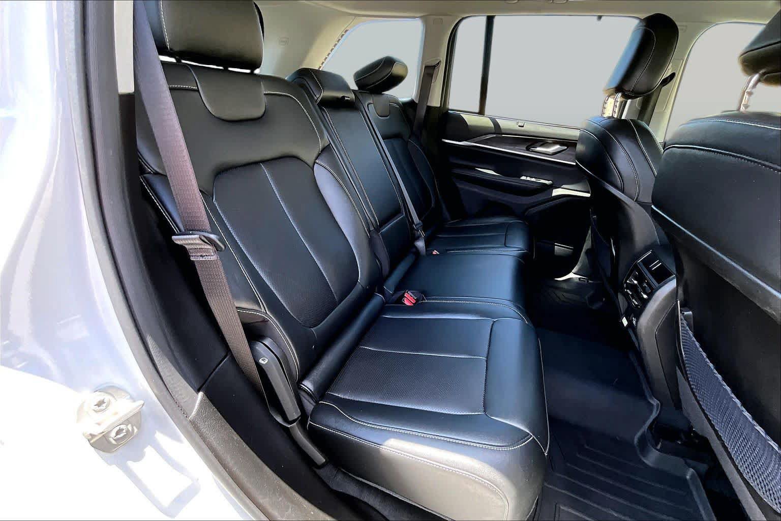 Used 2024 Jeep Grand Cherokee Limited w/ Luxury Tech Group II RWD image 20