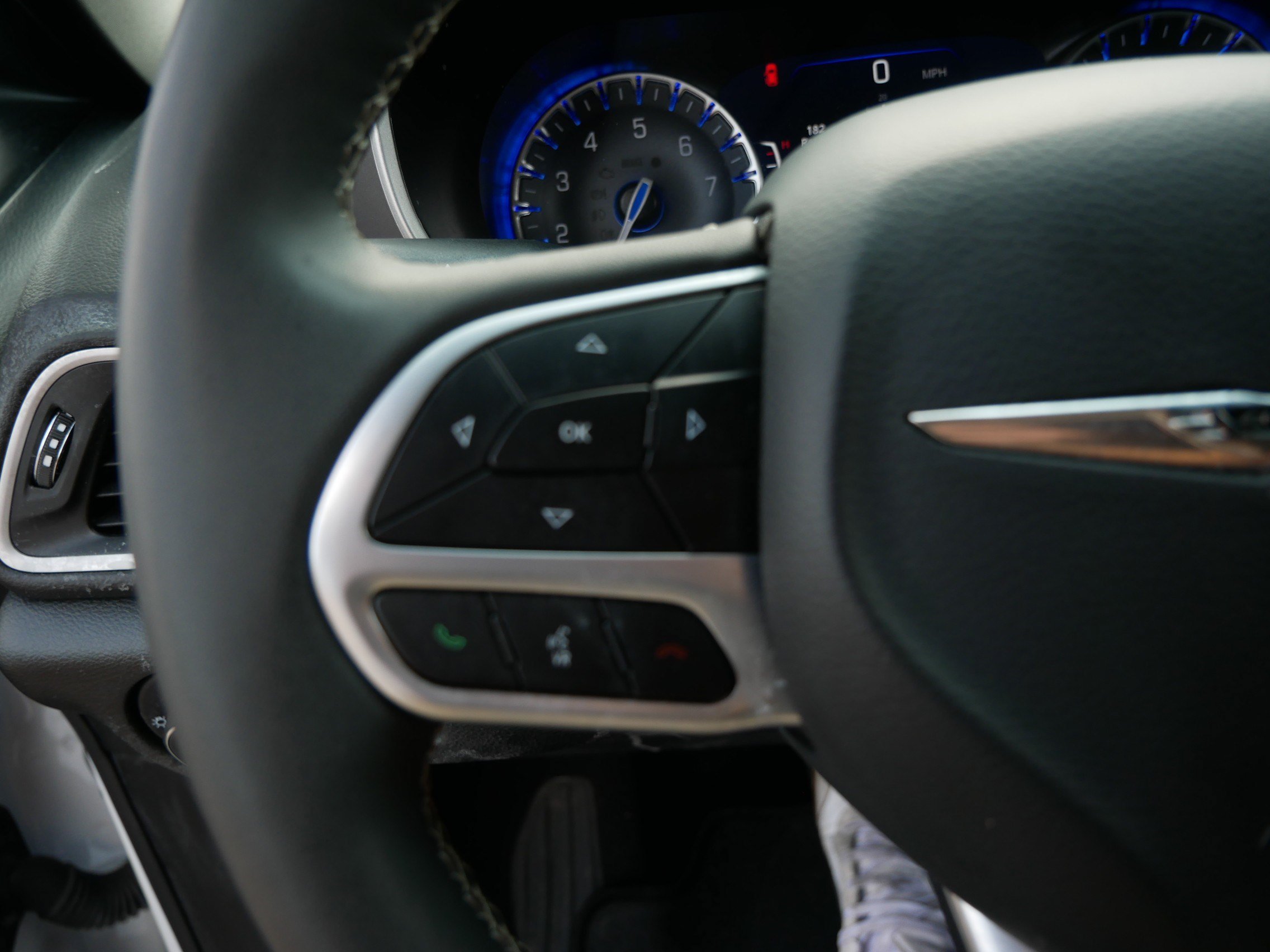 Used 2025 Chrysler Pacifica Select FWD image 28