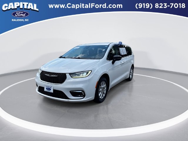 Used 2025 Chrysler Pacifica Select FWD image 4