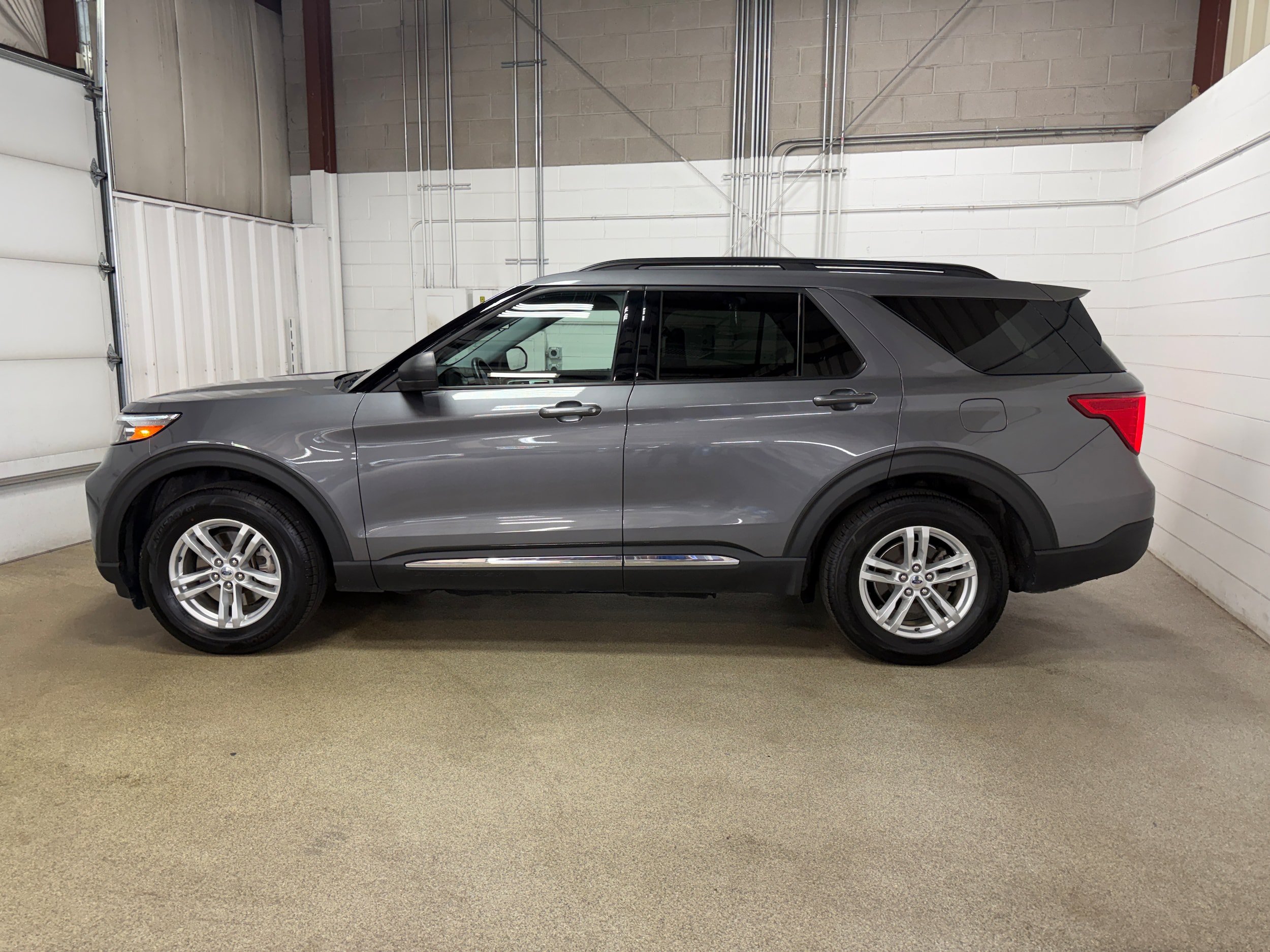 Certified 2021 Ford Explorer XLT w/ Equipment Group 202A AWD/4WD image 5