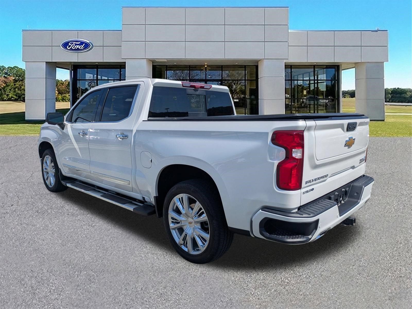 Used 2024 Chevrolet Silverado 1500 High Country w/ High Country Premium Package AWD/4WD image 3