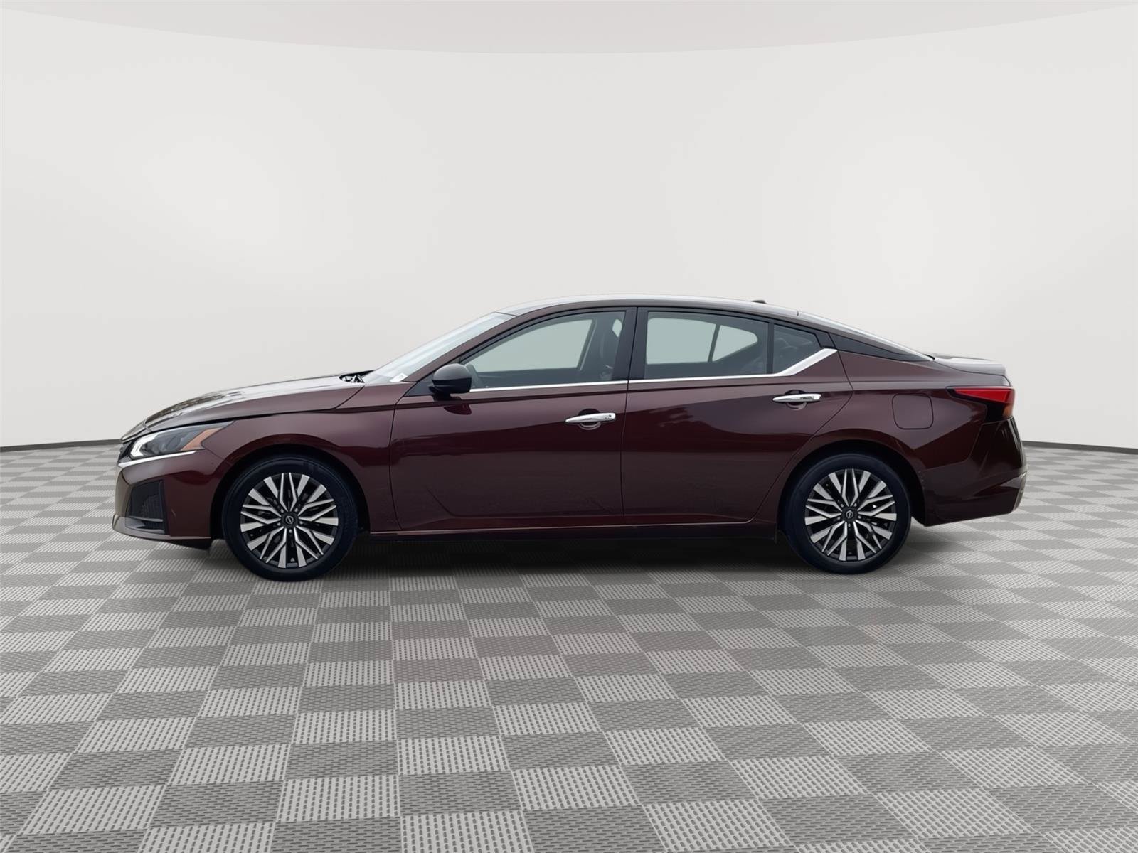 Used 2025 Nissan Altima 2.5 SV FWD image 2
