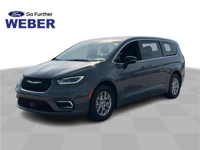 Used 2025 Chrysler Pacifica Select