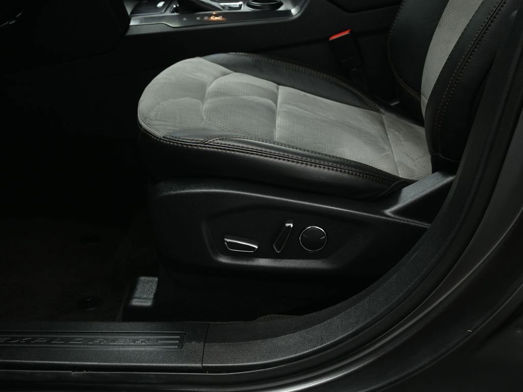 Certified 2017 Ford Explorer XLT w/ Equipment Group 202A image 38