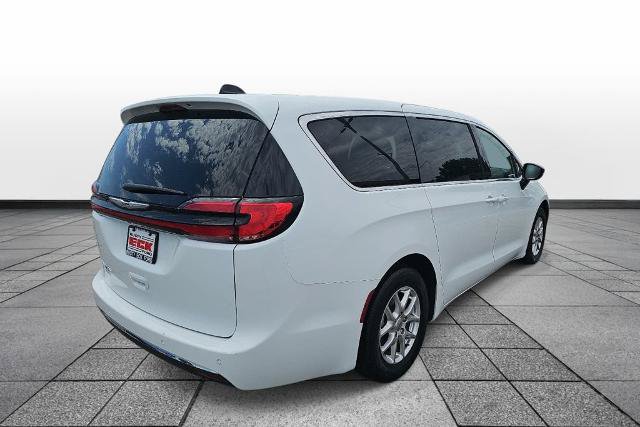 Used 2024 Chrysler Pacifica Touring-L FWD image 5