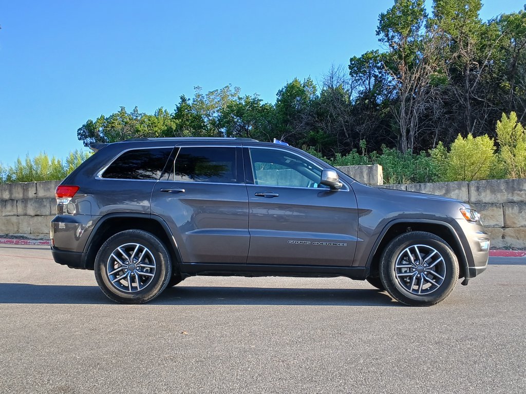 Used 2019 Jeep Grand Cherokee Laredo w/ 18" Wheel & 8.4" Radio Group RWD image 2