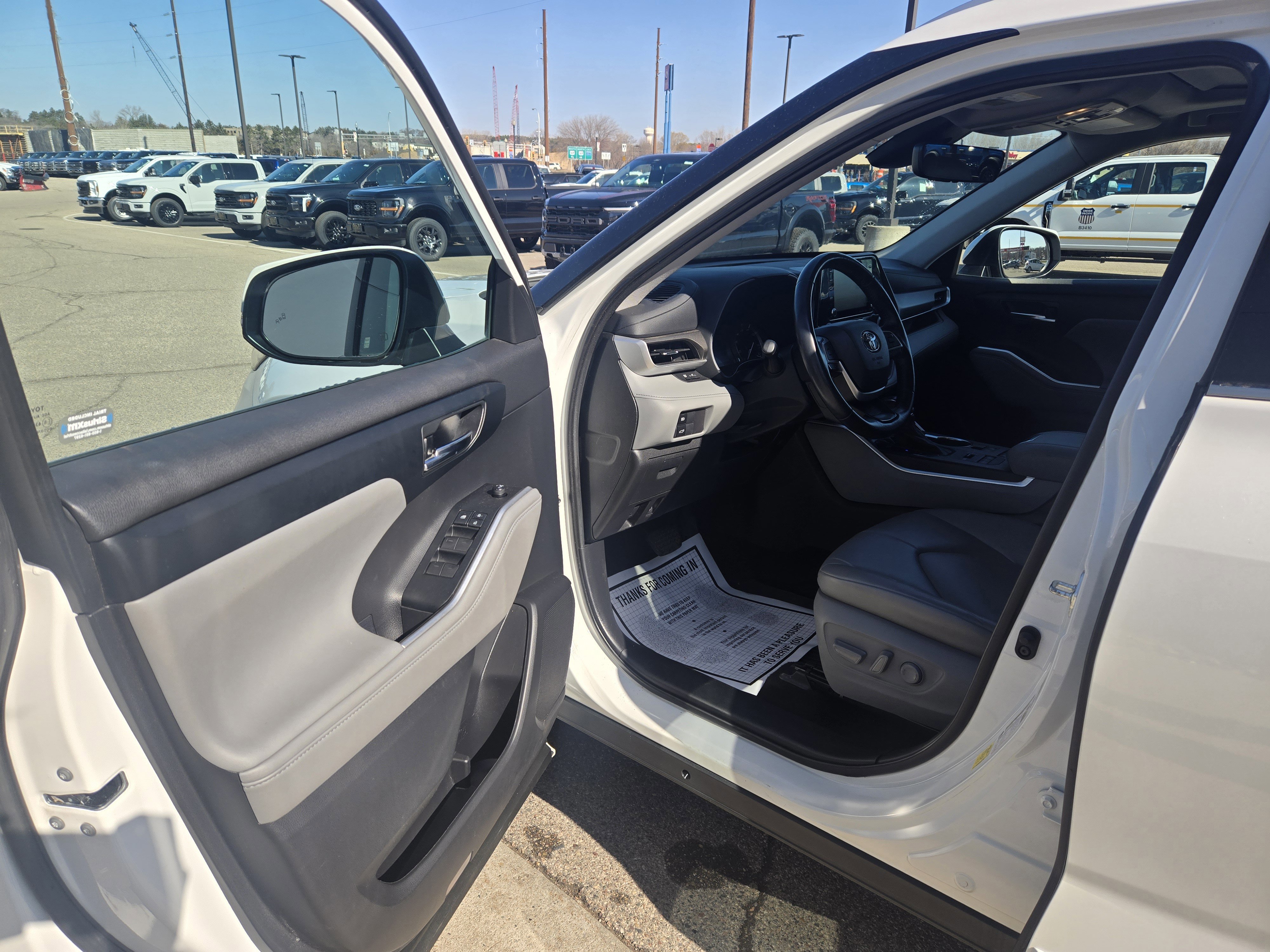 Used 2022 Toyota Highlander XLE AWD/4WD image 14