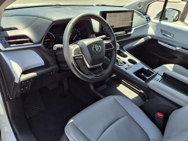 Used 2025 Toyota Sienna XLE w/ XLE Plus Package AWD/4WD image 4