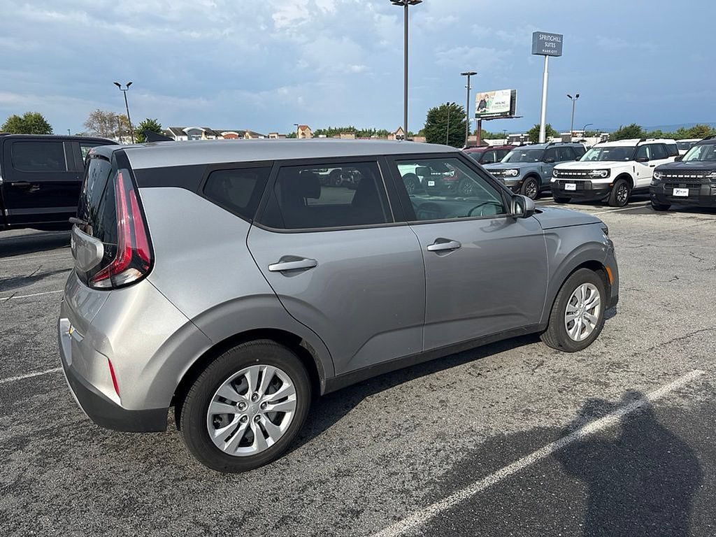Used 2023 Kia Soul LX FWD image 4