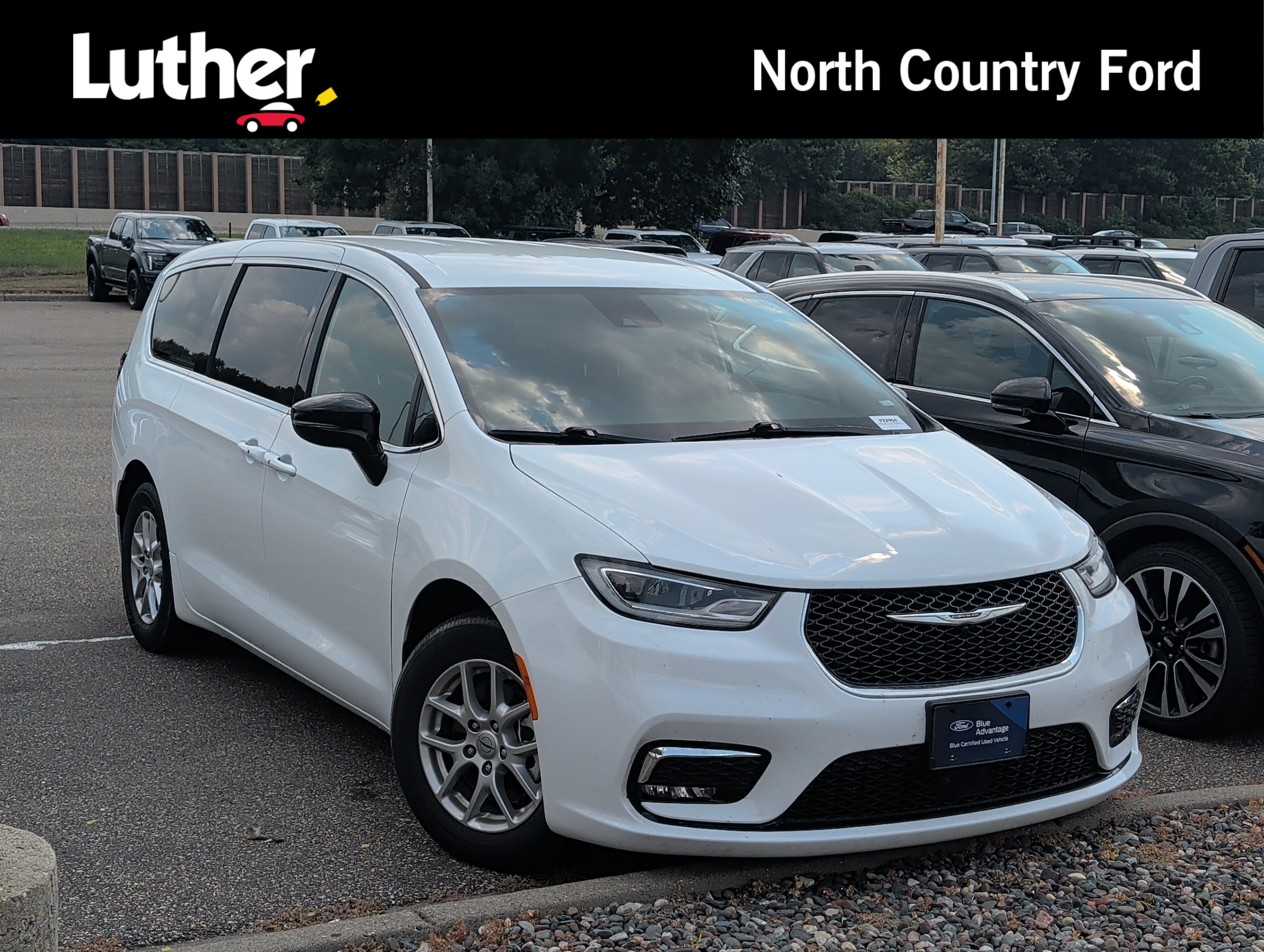 Used 2025 Chrysler Pacifica Select