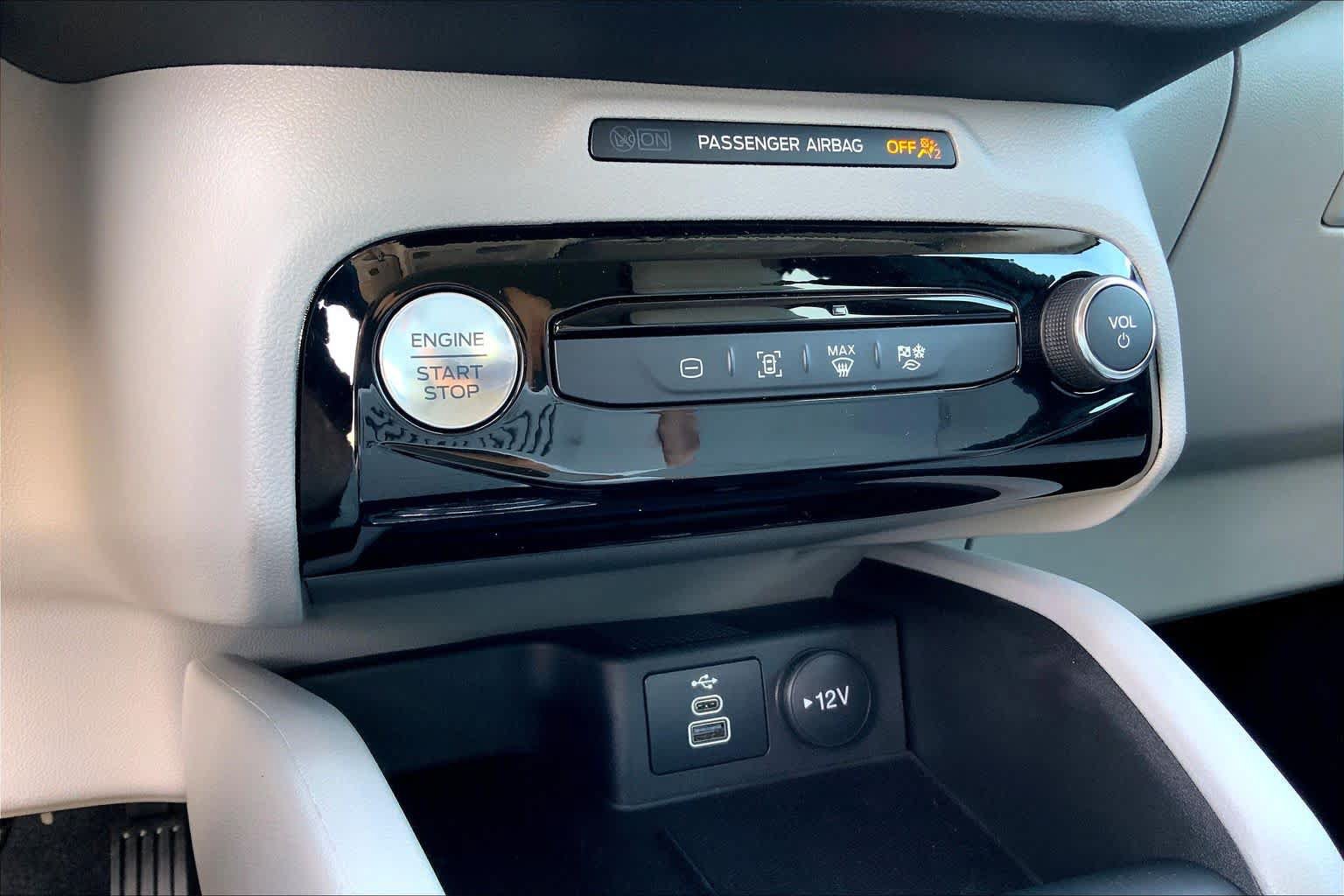 Certified 2025 Ford Escape SE FWD image 57