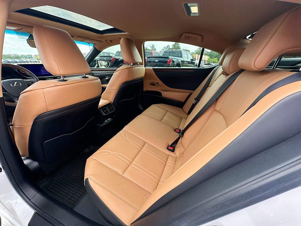 Used 2024 Lexus ES 300h w/ Technology Package FWD image 4