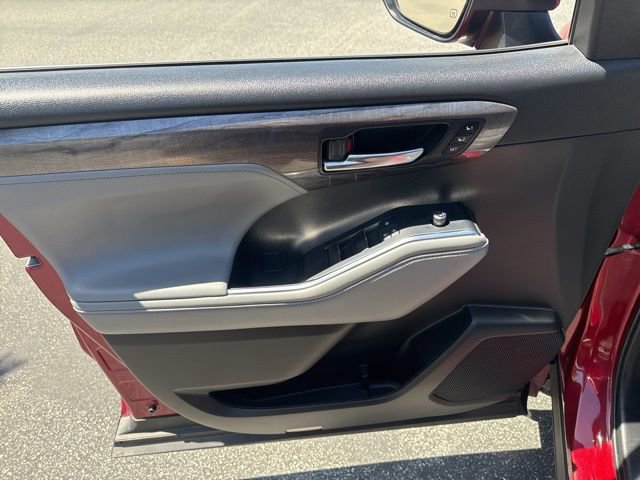Used 2022 Toyota Highlander Limited AWD/4WD image 18