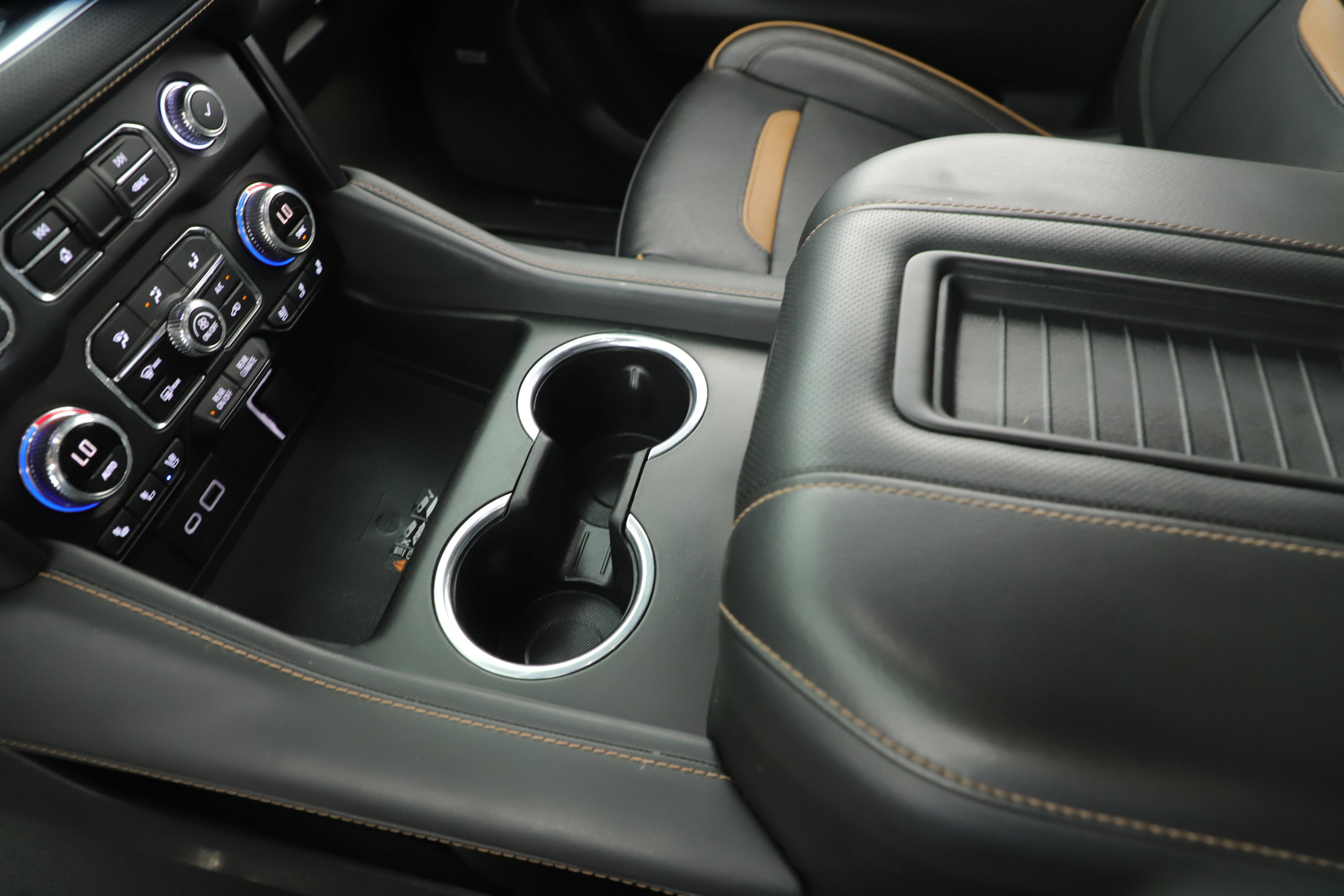 Used 2022 GMC Yukon AT4 w/ Technology Package image 17