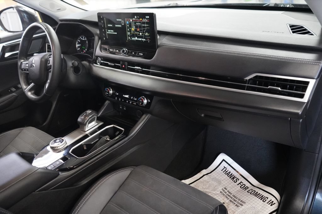 Used 2025 Mitsubishi Outlander SE FWD image 21