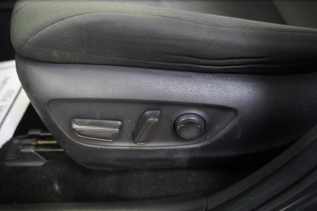 Used 2025 Toyota RAV4 XLE AWD/4WD image 18