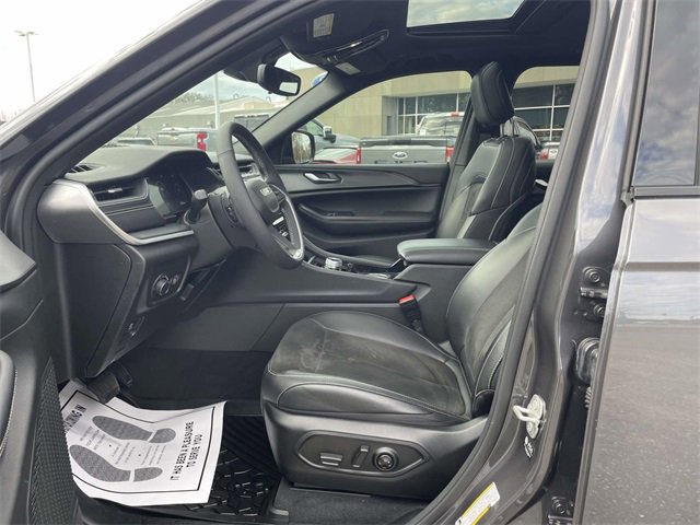 Used 2023 Jeep Grand Cherokee Altitude image 16