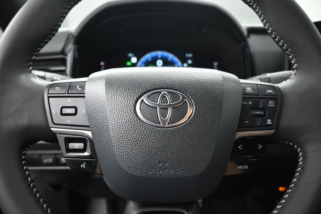 Used 2025 Toyota Camry SE w/ Convenience Package FWD image 12