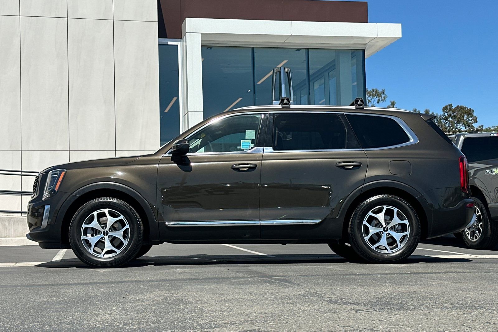 Used 2022 Kia Telluride EX w/ Towing Package FWD image 6