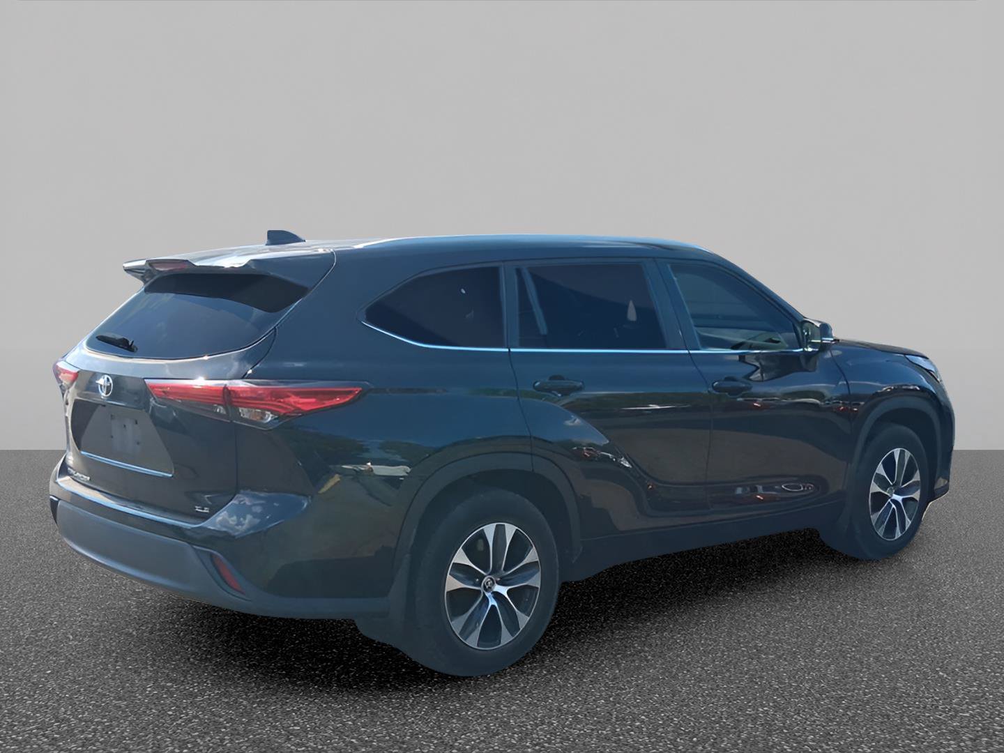 Used 2022 Toyota Highlander XLE FWD image 4