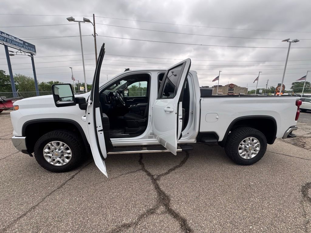 Used 2024 Chevrolet Silverado 2500 LT AWD/4WD image 4