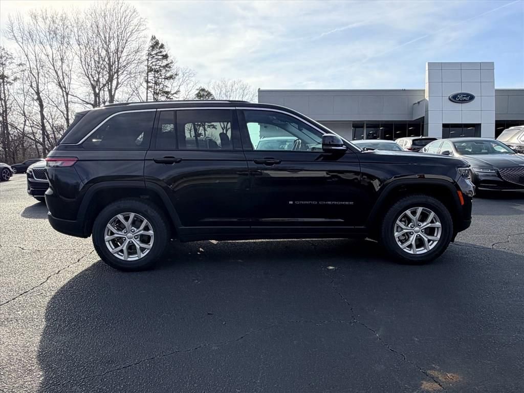 Used 2023 Jeep Grand Cherokee Limited image 3