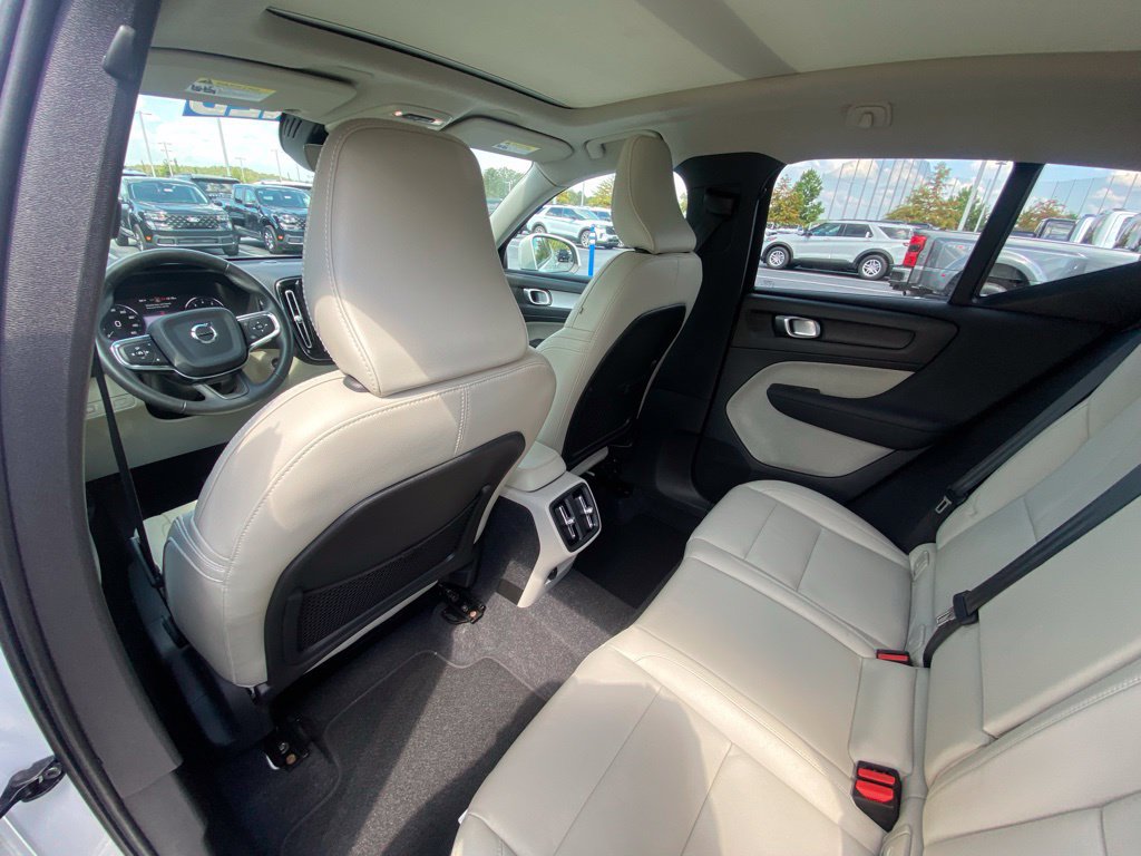 Used 2021 Volvo XC40 T4 Momentum FWD image 24