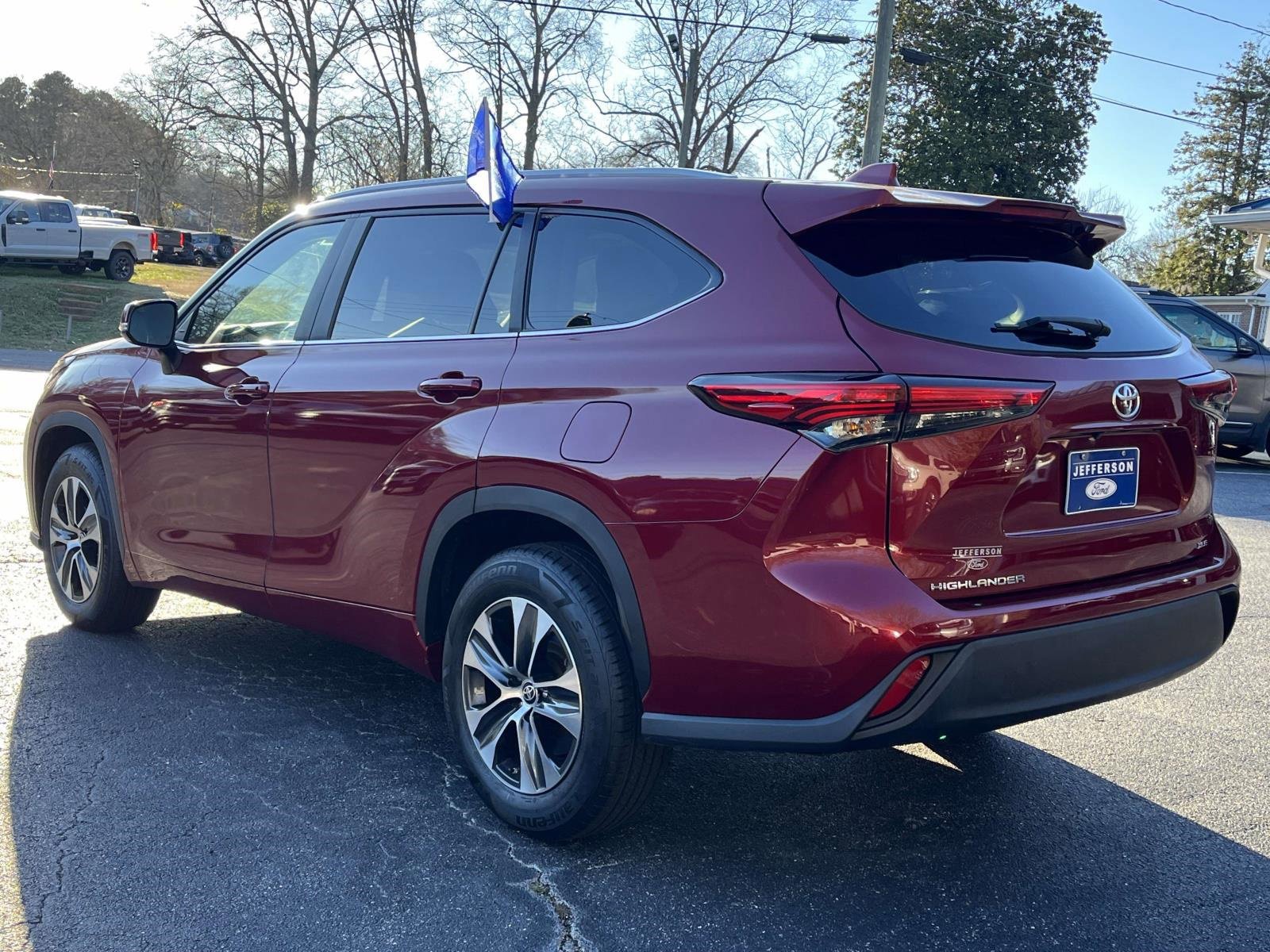 Used 2023 Toyota Highlander XLE image 3