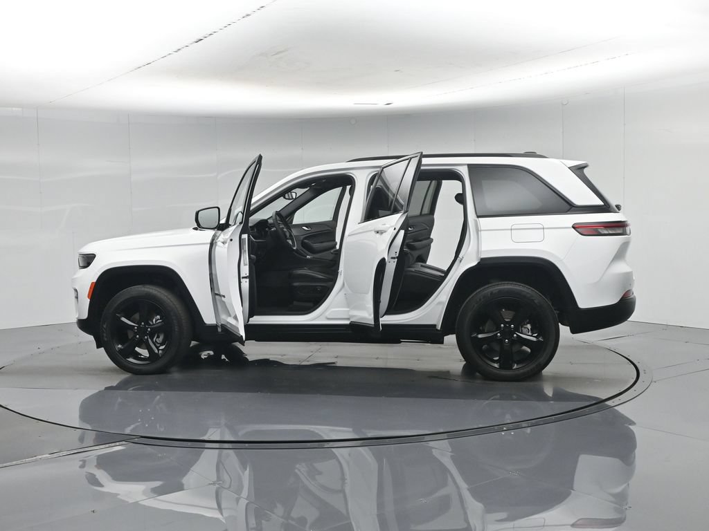 Used 2023 Jeep Grand Cherokee Altitude AWD/4WD image 39