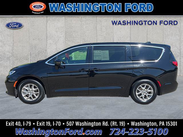 Used 2025 Chrysler Pacifica Select FWD image 1