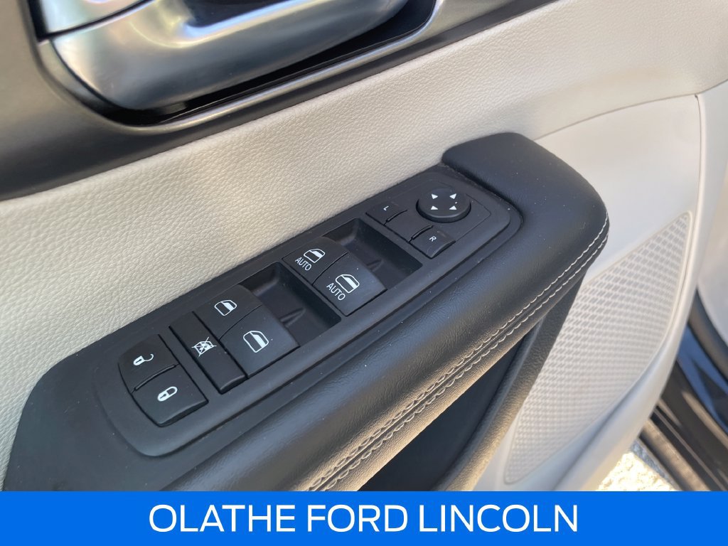 Used 2024 Chrysler Pacifica Limited FWD image 14