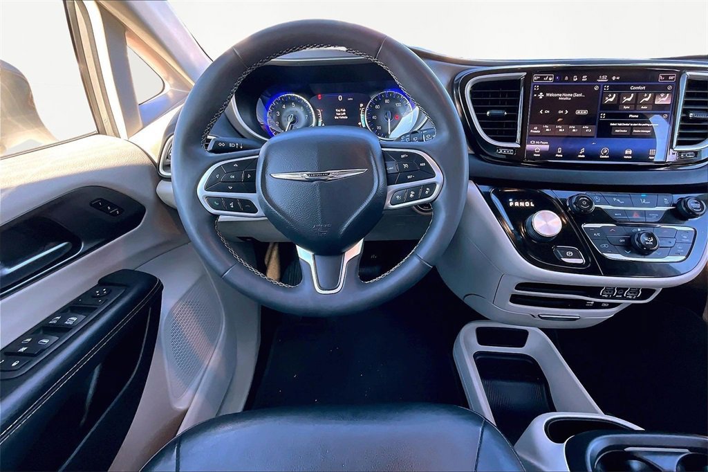 Used 2022 Chrysler Pacifica Touring-L image 7