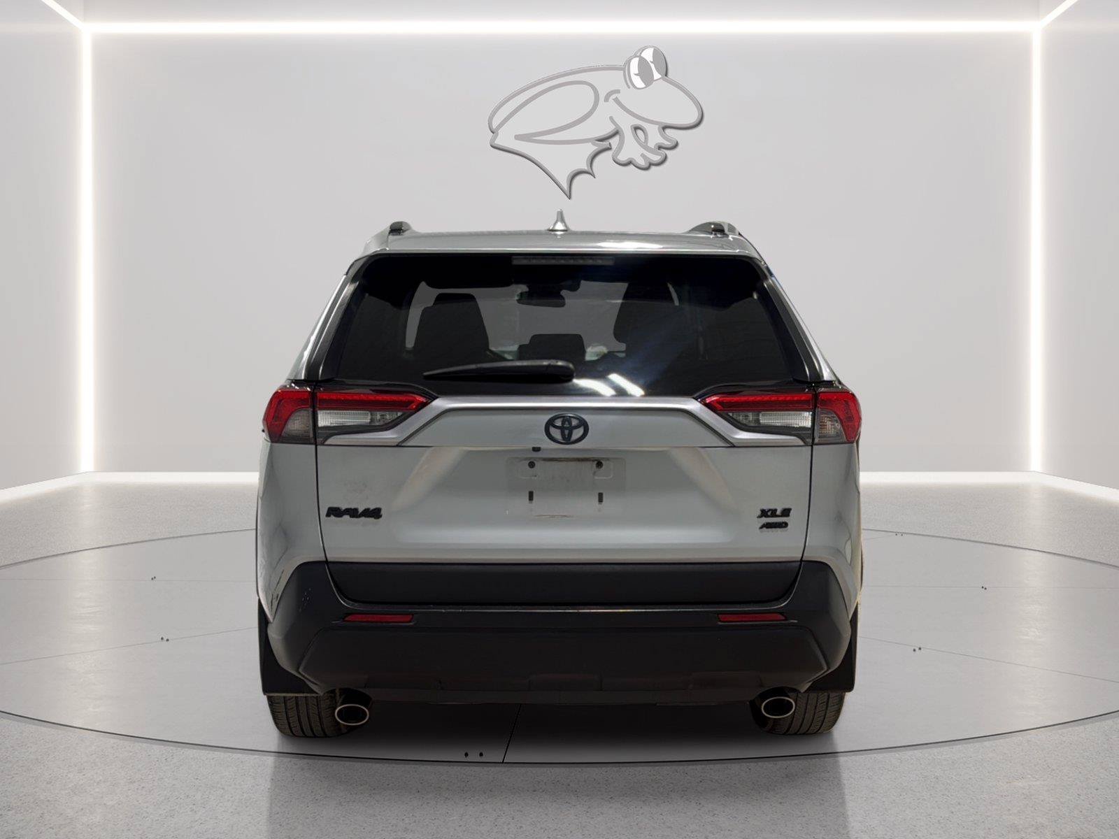 Used 2020 Toyota RAV4 XLE Premium AWD/4WD image 4