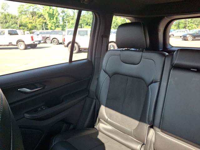 Used 2025 Jeep Grand Cherokee Altitude AWD/4WD image 12