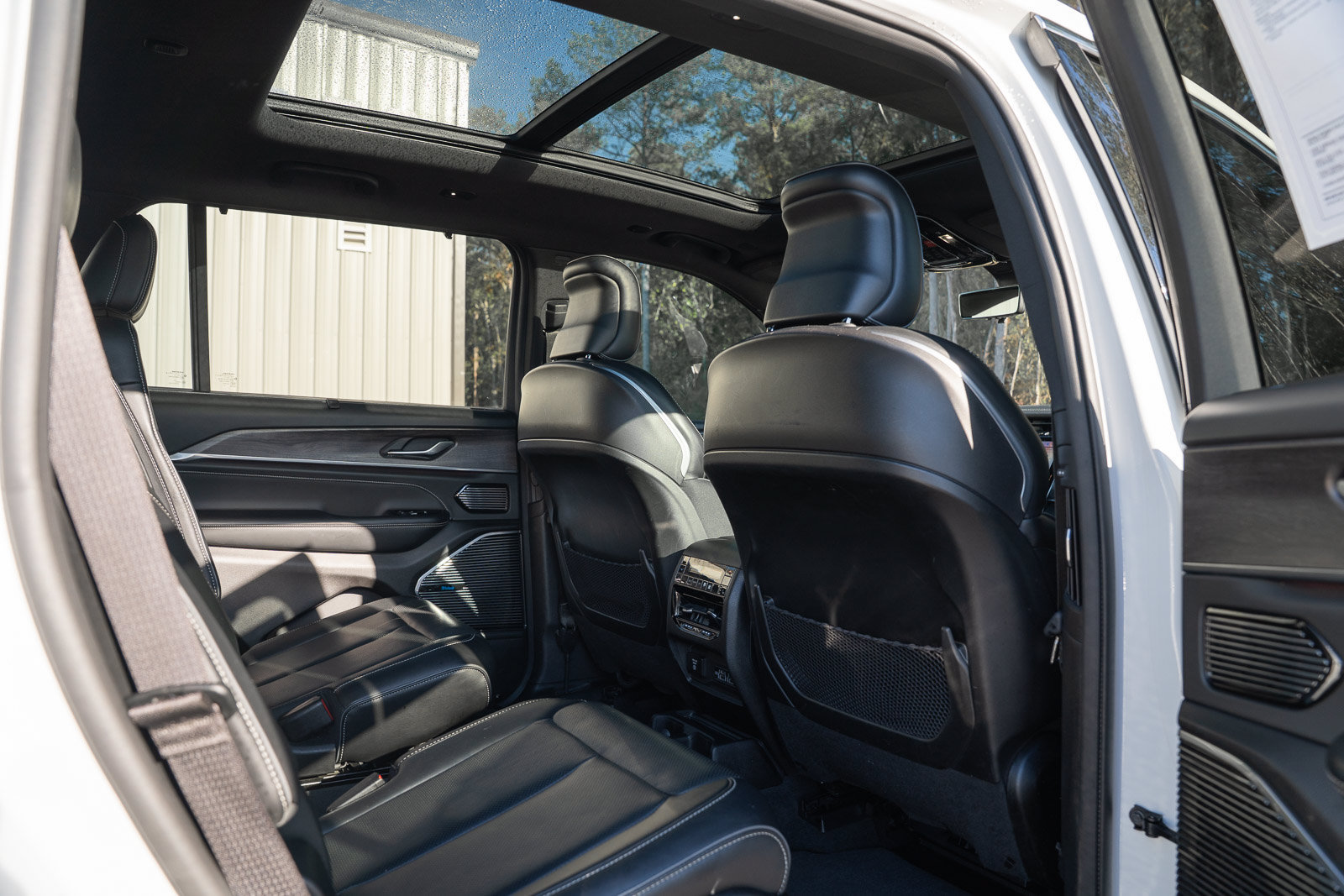 Used 2021 Jeep Grand Cherokee L Overland w/ Luxury Tech Group IV AWD/4WD image 16