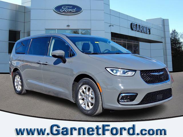Used 2023 Chrysler Pacifica Touring-L image 1