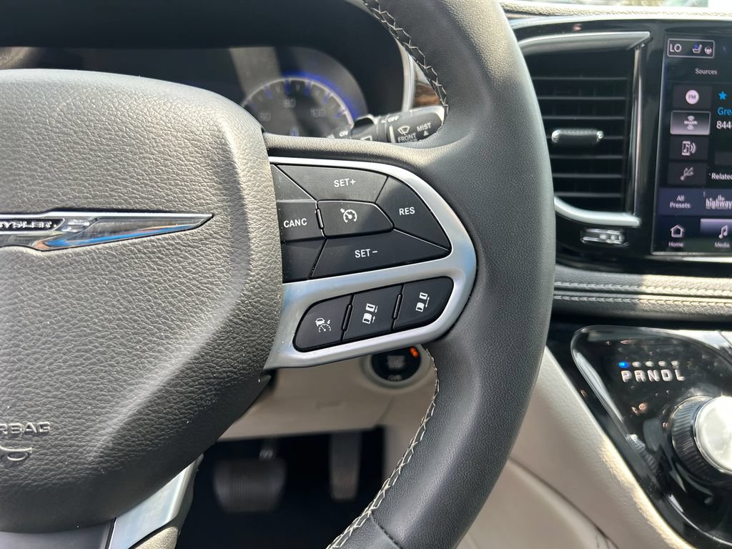 Used 2023 Chrysler Pacifica Limited FWD image 23