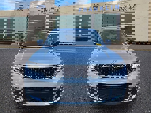 Used 2022 Jeep Grand Cherokee L Limited w/ Luxury Tech Group II image 2