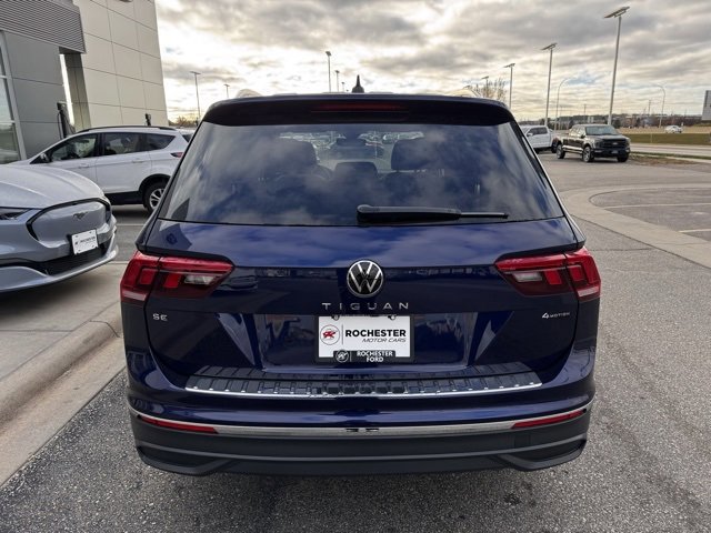 Used 2024 Volkswagen Tiguan SE w/ Panoramic Sunroof Package image 2