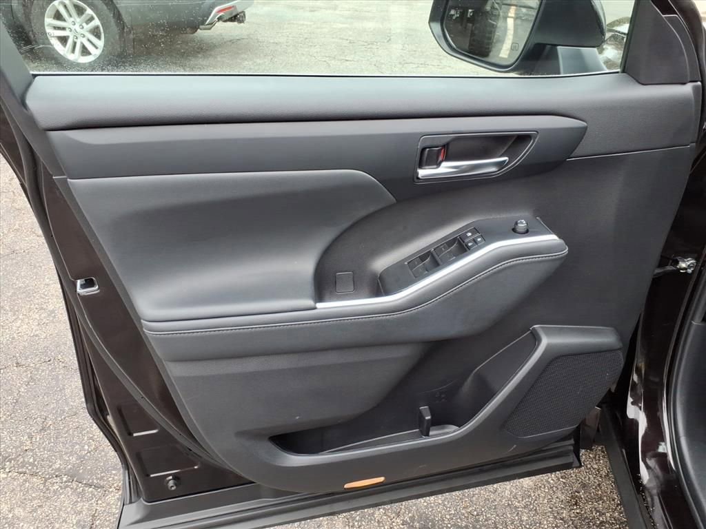 Used 2022 Toyota Highlander XLE image 18