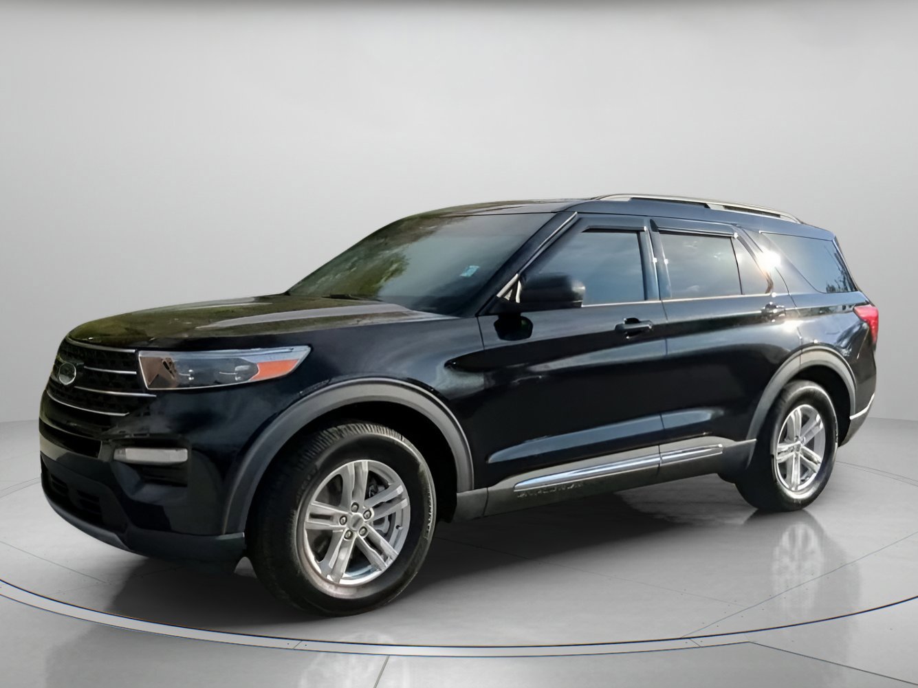 Certified 2022 Ford Explorer XLT w/ Equipment Group 202A image 5