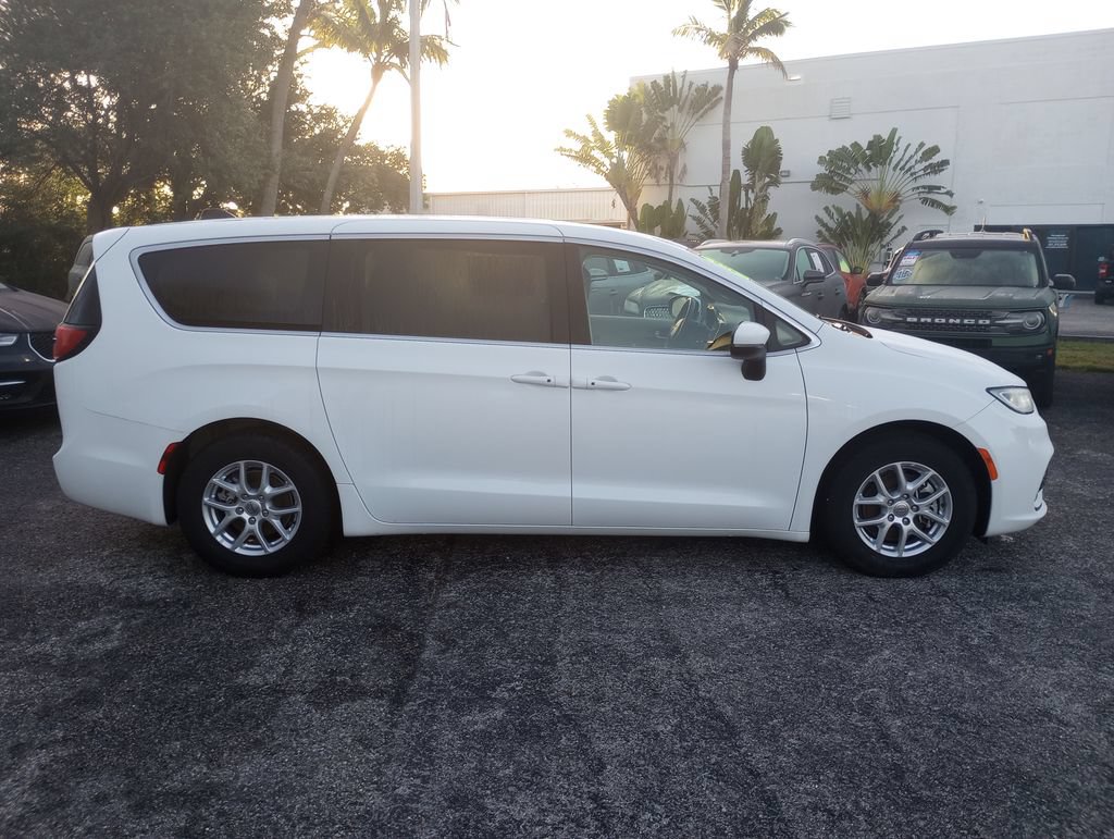 Used 2023 Chrysler Pacifica Touring-L FWD image 8
