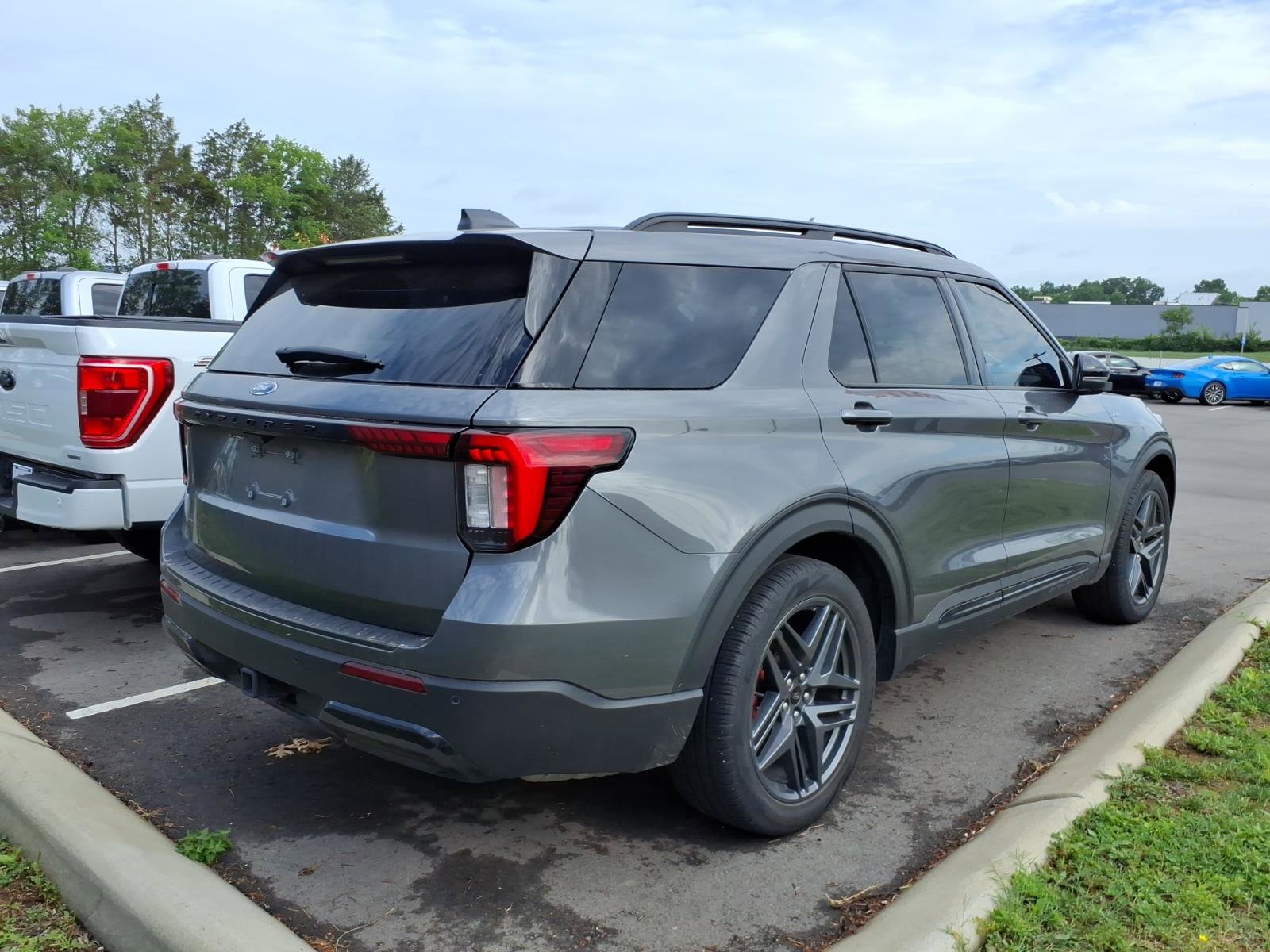 Certified 2025 Ford Explorer ST-Line w/ Premium Package RWD image 3