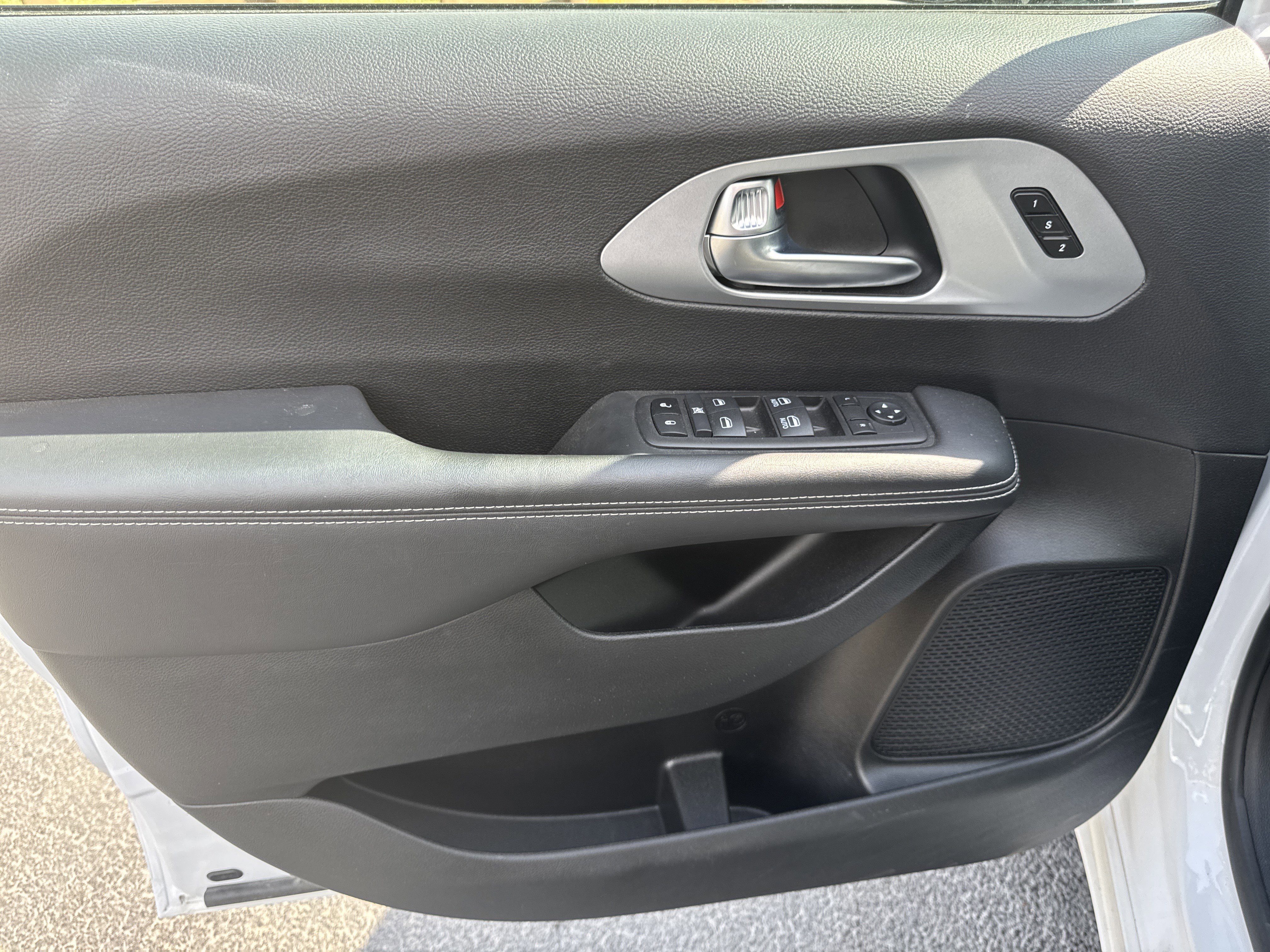Used 2024 Chrysler Pacifica Touring-L w/ S Appearance Package FWD image 21