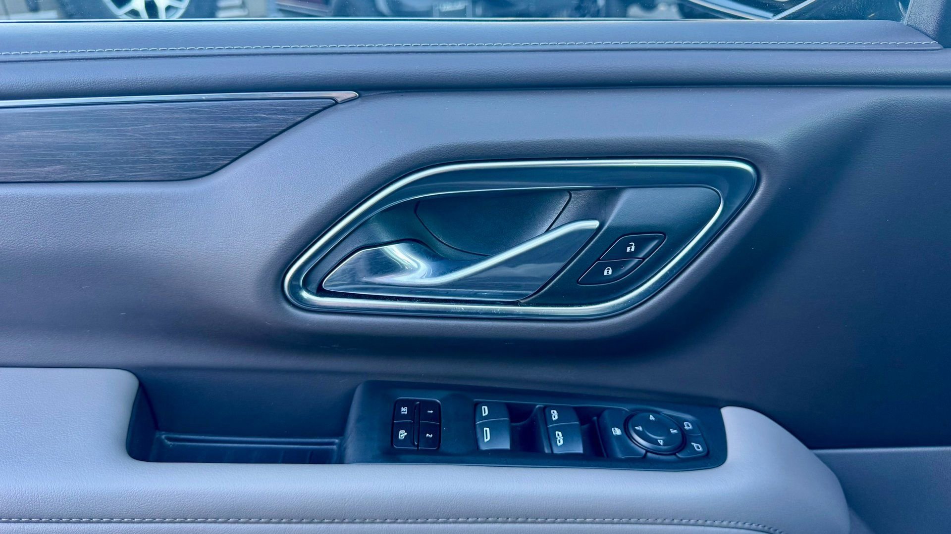 Used 2024 Chevrolet Suburban LT image 30