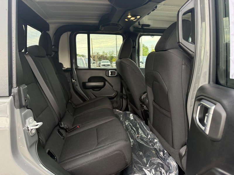 Used 2021 Jeep Gladiator Sport image 13