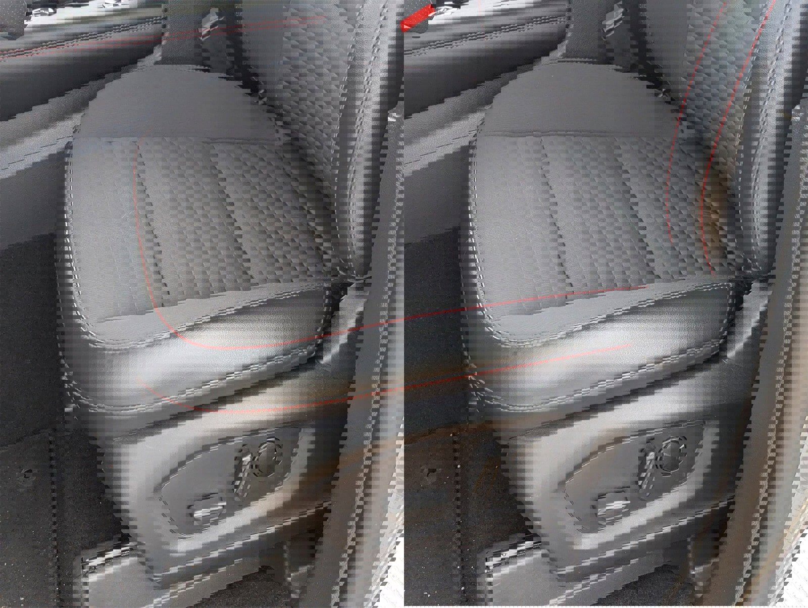 Certified 2025 Ford Explorer ST-Line w/ ST-Line Street Pack image 28